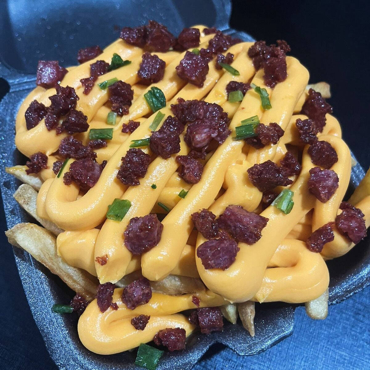 Batata frita crocante coberta com Cheddar + Bacon crocante