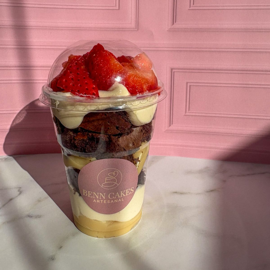 Camadas de puro amor: brownie molhadinho, brigadeiro de Ninho super cremoso, mousse de Ninho e morangos fresquinhos que equilibram perfeitamente o doce.