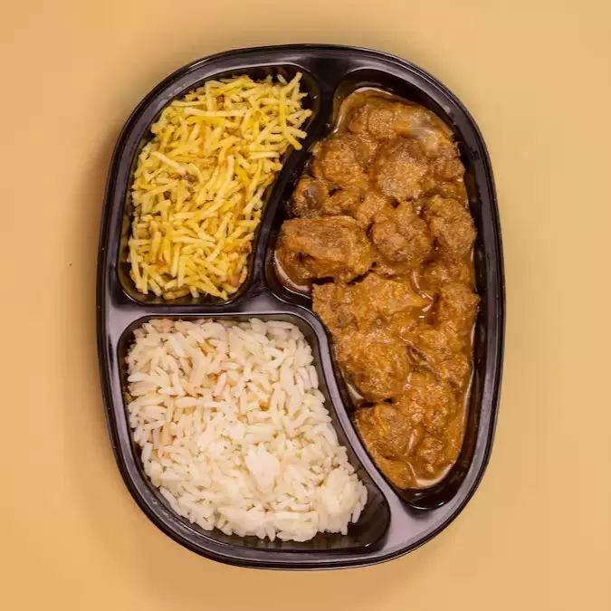 Clássico prato brasileiro, feito na versão vegana. Acompanha arroz parboilizado e batata palha.
