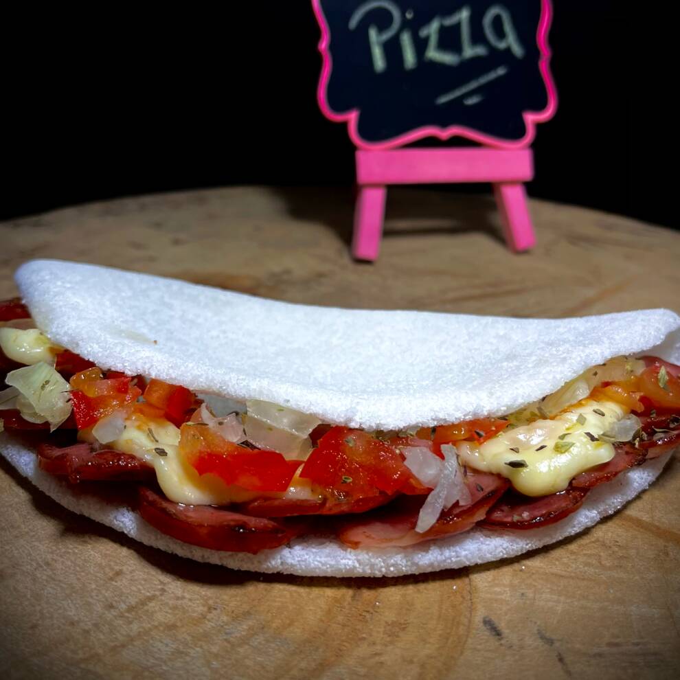 Tapioca com calabresa, mussarela, tomate, cebola e oregano