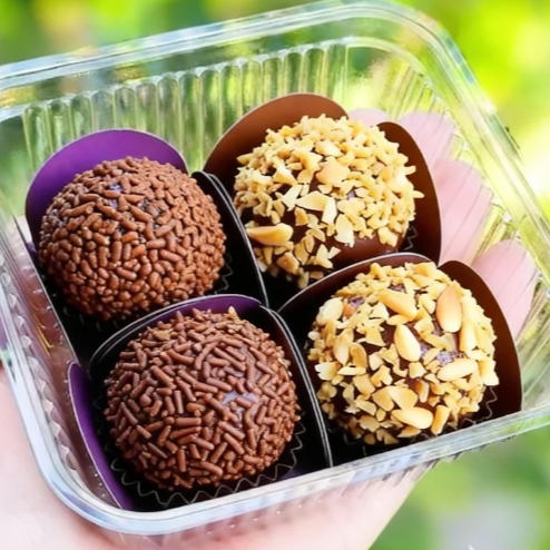 caixinha da felicidade , 4 doces com 25gr cada sendo 2 brigadeiro e 2 ferreiro rocher .