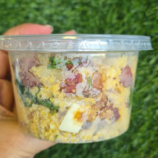 Cuscuz Temperado e com pedaços de carne e calabresa e queijo coalho