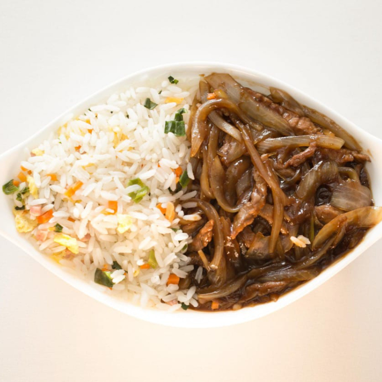 carne bovina desfiada, cebola desfiada temperado ao molho shoyo.