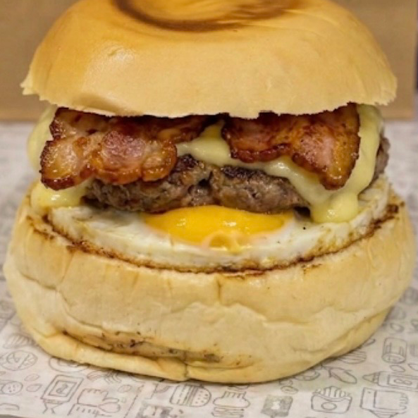 Hambúrguer, mussarela, ovo , bacon , maionese e ketchup