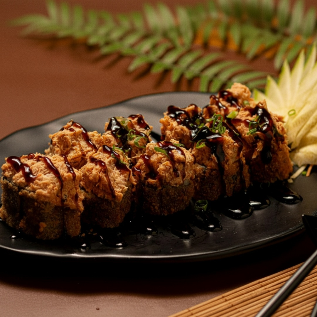 Sushi empanado com cobertura de salmão grelhado, cream cheese, cebolinha e finalizado com molho tare.
