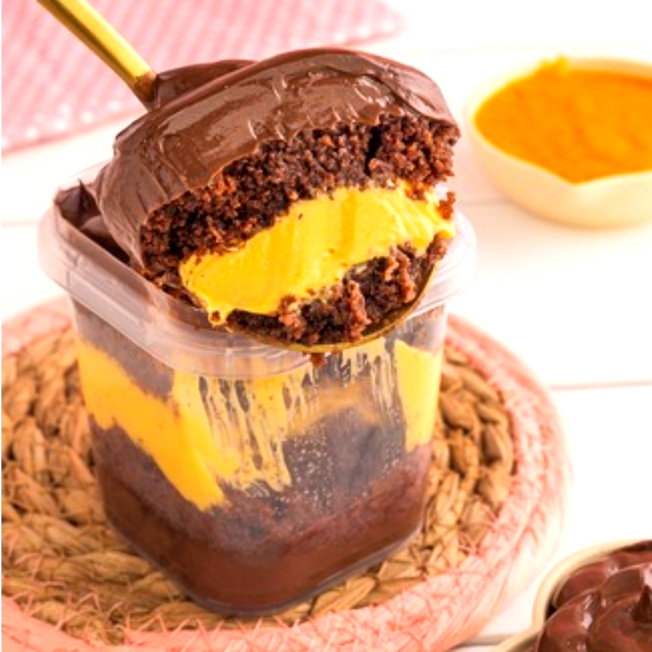 Massa de cacau 50% fofinha e molhadinha , recheada com nosso cremoso brigadeiro ao leite e brigadeiro de maracujá. Um verdadeiro equilibrio de sabores na junção do azedinho do maracujá com o doce perfeito do chocolate