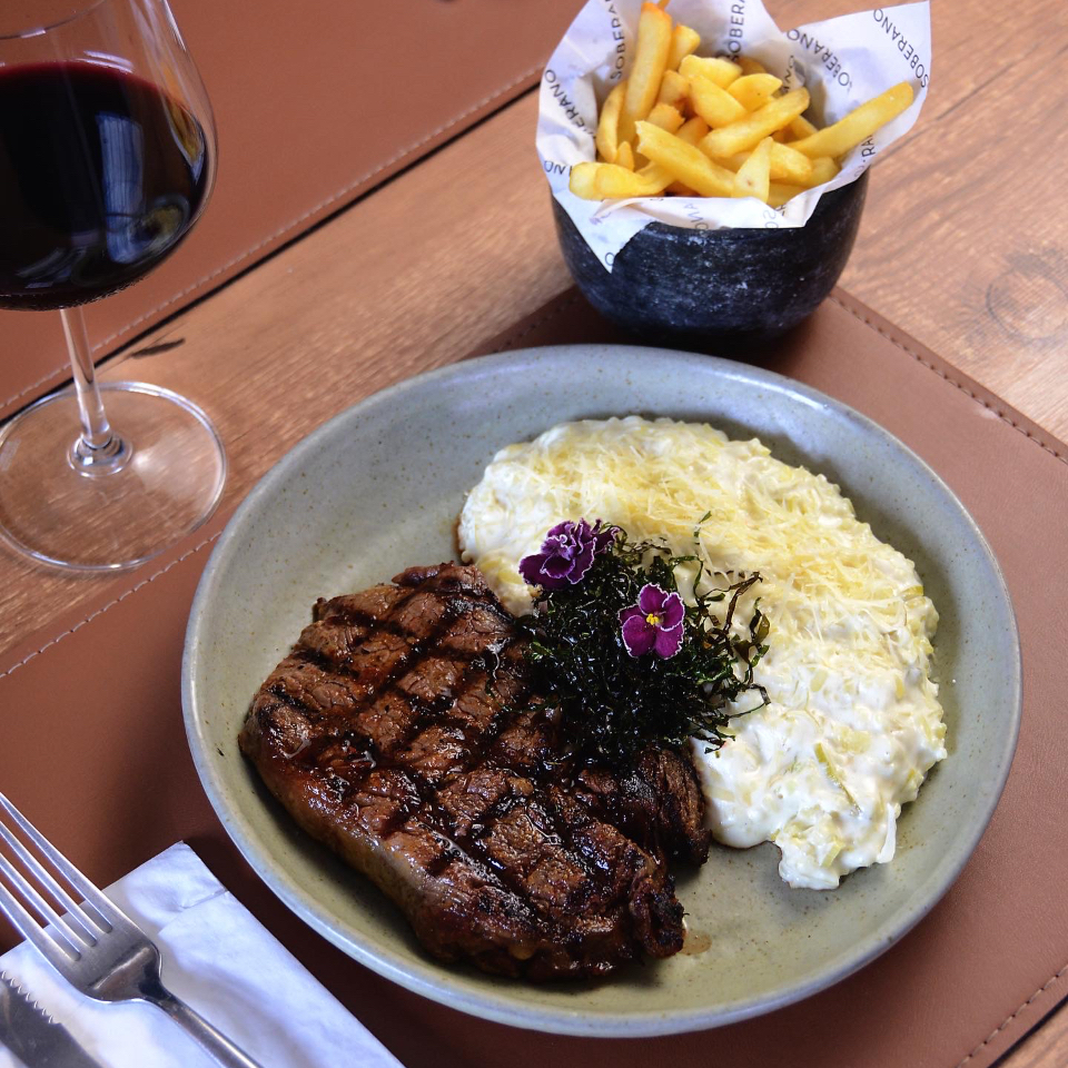 Imponente corte de Ancho acompanhado de um delicioso risoto de alho-poró e batatas rústicas.