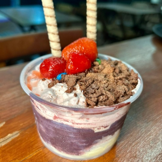 Monte seu gelato da forma como preferir, escolhendo seus sabores favoritos e complementos.