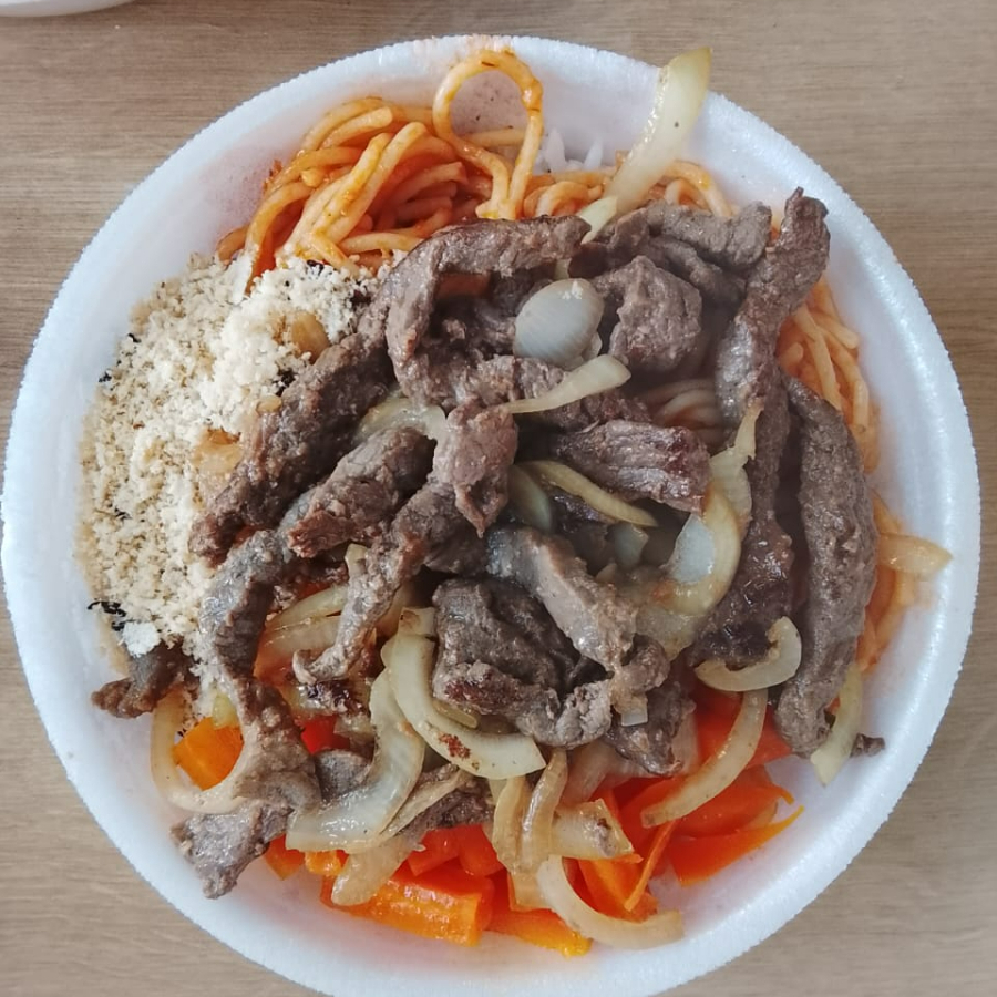 Marmita G de iscas de carne aceboladas. Acompanha arroz soltinho, feijão temperadinho, macarrão delicioso, legumes refogados e farofa caseira