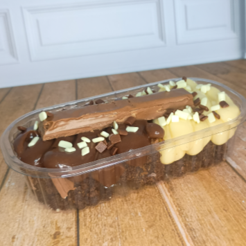 Pedaços de brownie afogados no recheio cremoso duo. Pedaços de kit Kat e granulé nobre. Peso final Aprox. 200g.