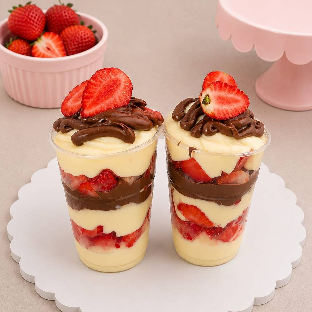 Uma das combinações mais vendidas da Srta. Choco! Brigadeiro de Ninho e Creme de Avelã combinados com morangos suculentos em um copo com muita gostosura!
Peso 260 g