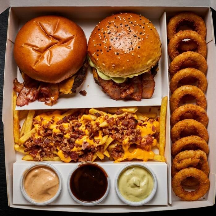 2 Hamburgueres artesanais, 3 molhos da casa (bbq, mac e verde), batata Surecrispy com cheddar e bacon, onion rings
