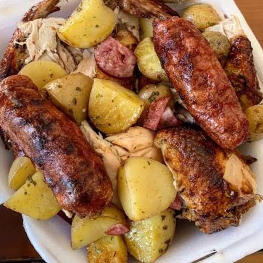 2 Frangos assado + Porção de Batata calabresa + Farofa + 2 Linguiças toscana + Porção de arroz + Molho a Campanha + coca cola de 1.5l