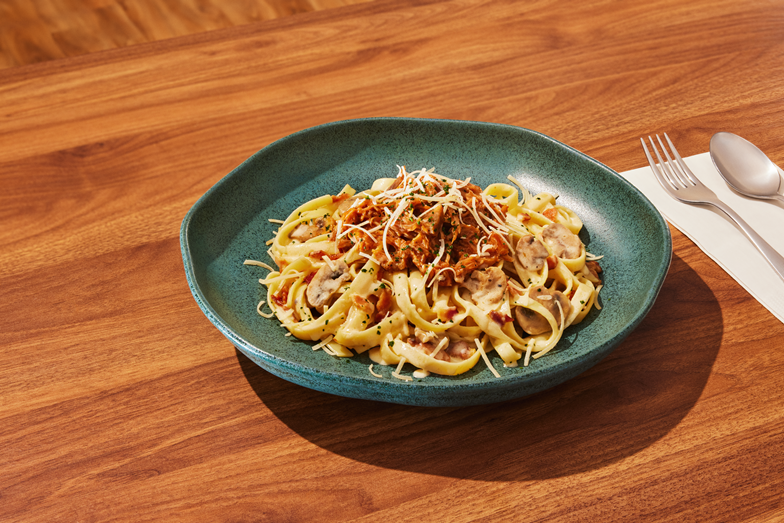 Cerca de 200g de fettuccine, cuidadosamente preparado com molho Alfredo, Ribs desfiada com bacon e cogumelos.
*Contém carne suína