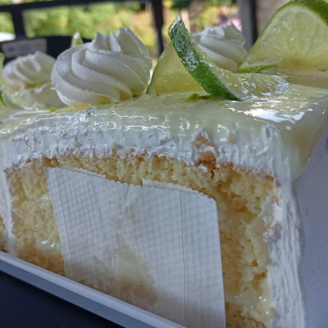 Bolo de limão
Massa de pão de ló com 2 recheios