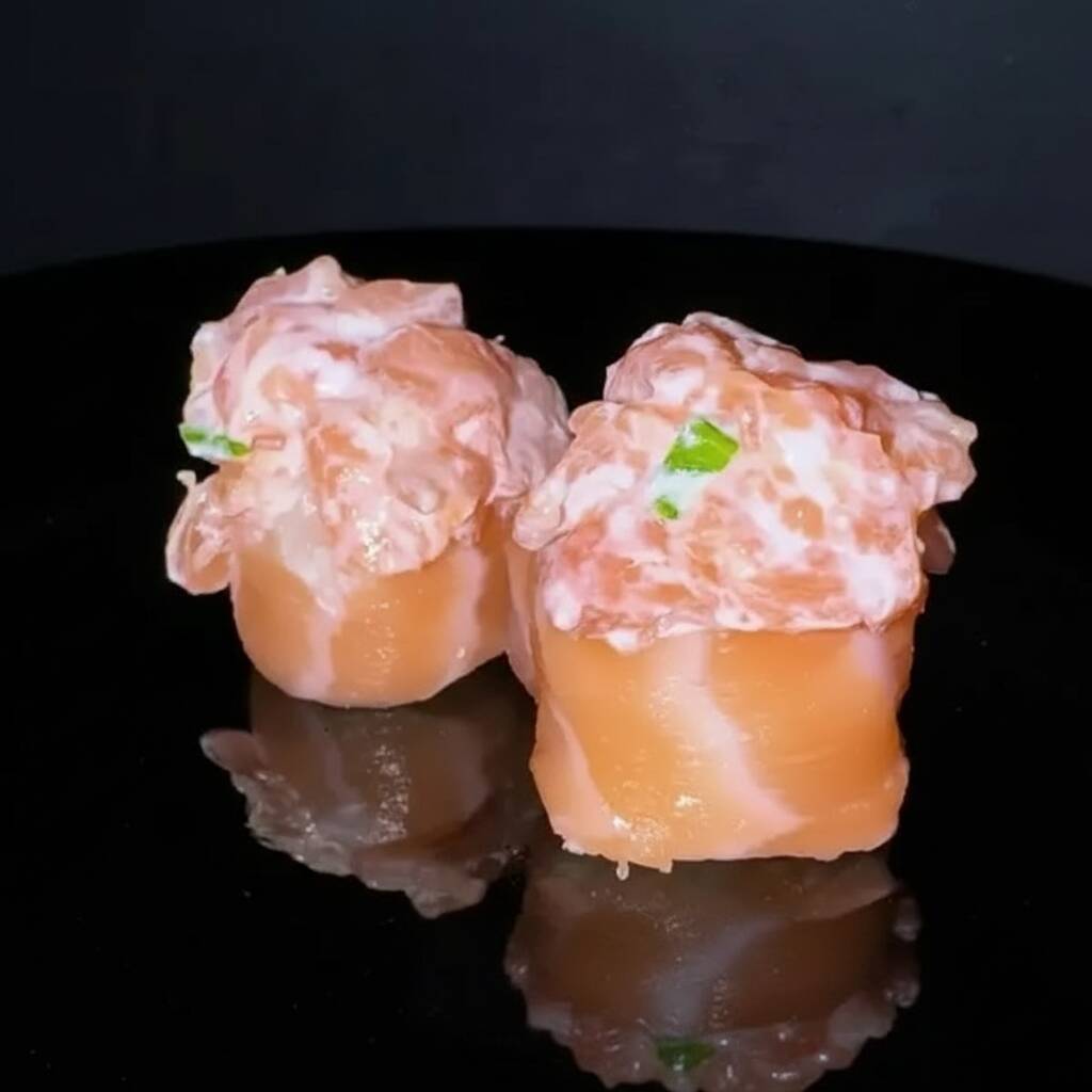 Lâminas de salmão envoltas em arroz japonês, finalizadas com tartar de salmão, cream cheese e cebolinha.