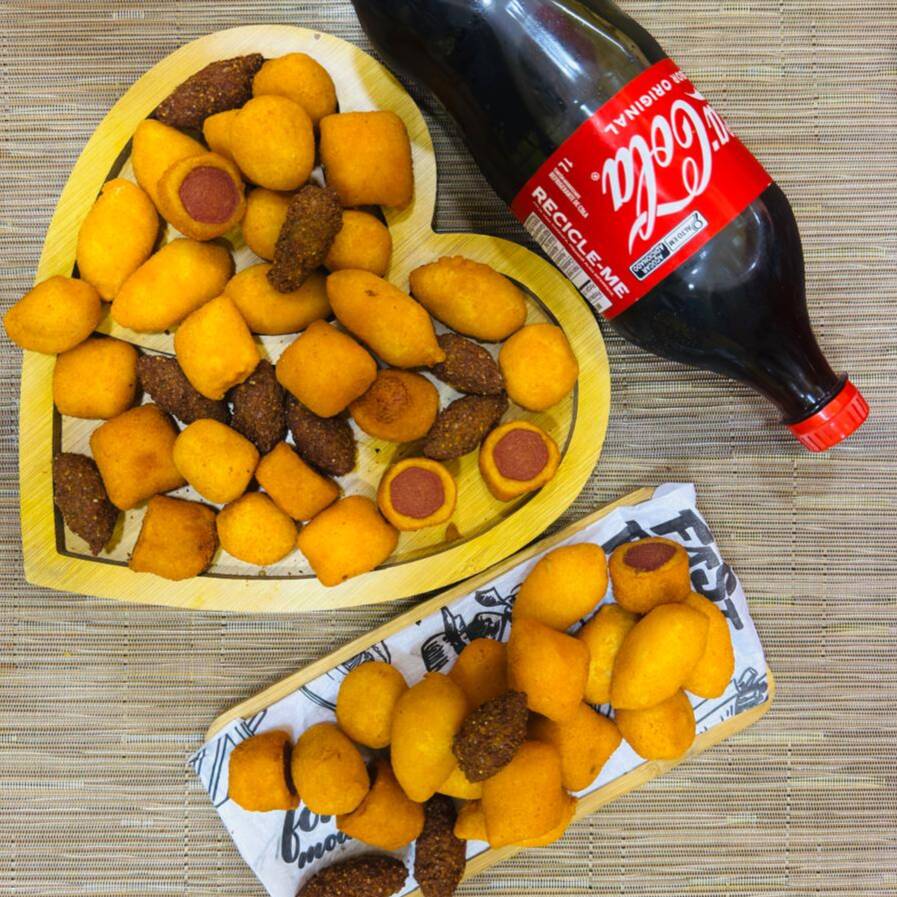 Combinação perfeita pra reunir a família! 70 salgados variados fritos na hora, sequinhos e quentinhos, com Coca Cola 2l pra acompanhar