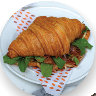 Croissant recheado com Presunto Parma, Queijo Brie, Rúcula e geleia de Damasco