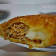 Pastel de Frango com Presunto e Queijo 🐔🧀🥓 Uma combinação clássica e deliciosa! O frango desfiado bem temperado se une ao presunto suculento e à mussarela derretida, criando um recheio cremoso e cheio de sabor. Um pastel que agrada a todos os paladares, crocante por fora e irresistível por dentro! 😍🔥