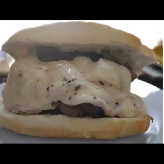 Pão francês, 200g de fraldinha grelhada ao fogo acompanha molho da casa, vinagrete e queijo derretido por cima da carne.!