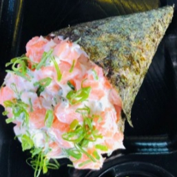 Saboroso e sofisticado, o Temaki Philadelphia (cru) é uma verdadeira obra de arte culinária. Envolvido por uma delicada folha de nori, a alga marinha que é símbolo da cozinha oriental, este cone é preenchido com um arroz oriental meticulosamente temperado. O protagonista deste prato, o salmão cru, é selecionado com rigor, garantindo um sabor inconfundível e uma textura suave. Para um toque cremoso e irresistível, adicionamos cream cheese de qualidade superior. Finalizamos com cebolinha fresca, que traz um sutil frescor ao prato. Uma experiência gastronômica única e inesquecível!