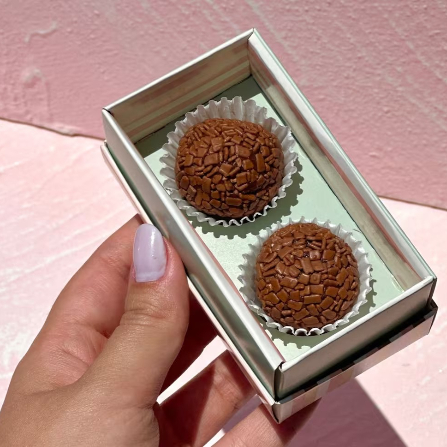Caixa com 2 docinhos de brigadeiro Belga. Obs. 1: não alteramos nenhum produto ou retiramos/adicionamos ingrediente. Obs. 2: produto de consumo imediato. Obs. 3: alguns produtos podem vir com vencimento do mesmo Dia.