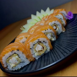 Shari com gergelim torrado, nori, bastante cream chesse, camarão empanado por dentro e laminas de salmão por fora . Finalizados com cebolinha. Acompanha 20ml de teriaky e shoyu sache