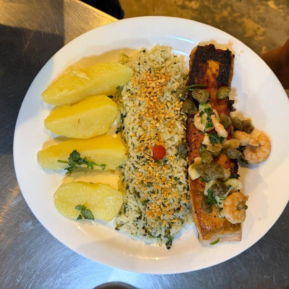 file de salmão grelhado ao molho de alcaparras e camarão. acompanha arroz de brócolis e batata cozida