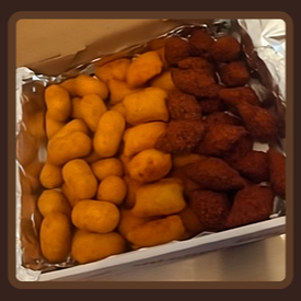 50 Salgados crocantes feitos de massa tradicional, fritos na hora de 20g... Podendo escolher 05 sabores entre: Coxinha, Kibe, Bolinha de queijo, Bolinho de calabresa, Enroladinho de salsicha, Risole e Bolinho de carne... Serve: 2 à 3 Pessoas.