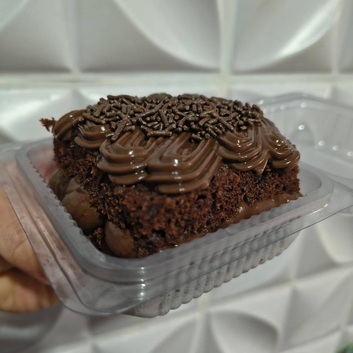 Massa de chocolate fofinha e úmida, recheio cremoso de chocolate meio amargo.