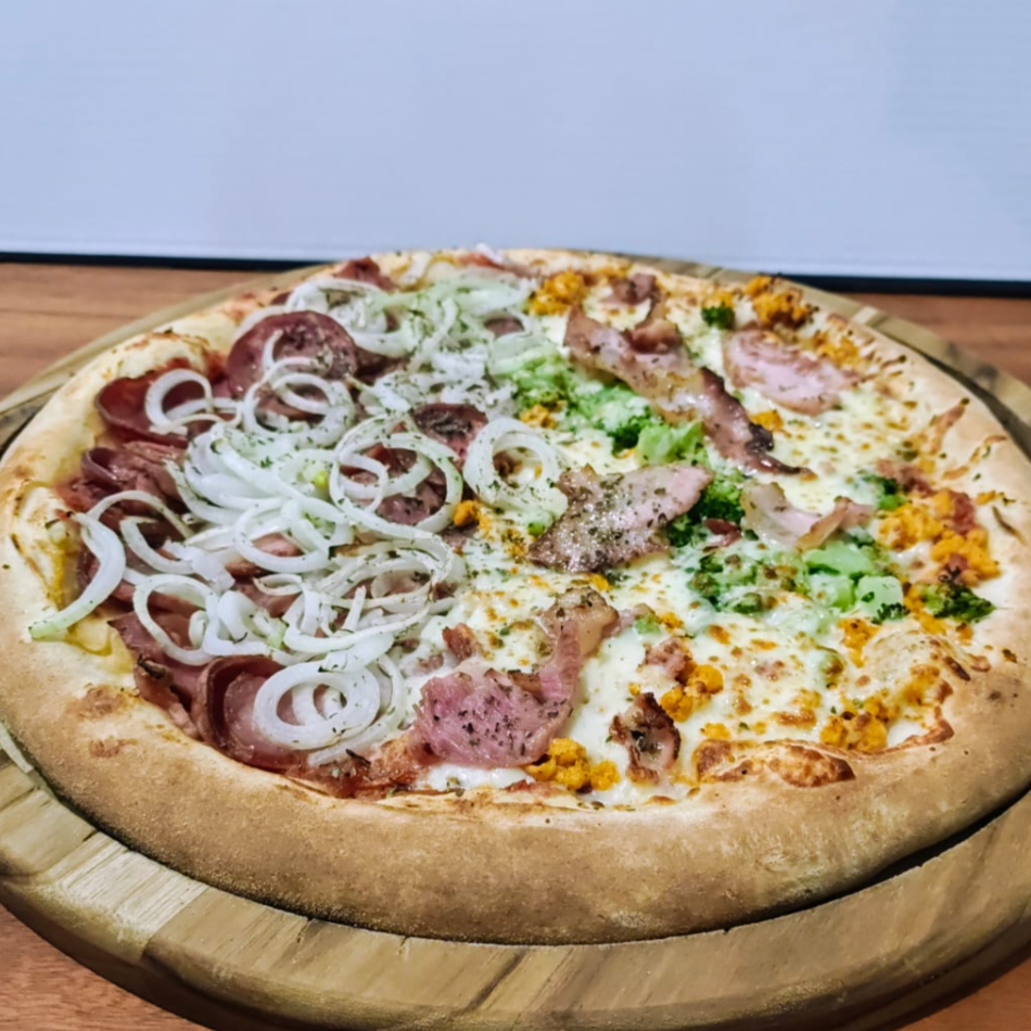 Dona Chica: frango desfiado, brocólis temperado, mussarela, e bacon. Calabresa: calabresa fateada com cebola.