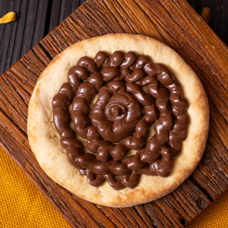 Esfiha aberta de Chocolate para os amantes de uma sobremesa. Massa de esfiha com uma cobertura cremosa, doce e saborosa de chocolate. Perfeito para quem gosta de fechar a refeição com aquele gostinho de doce.