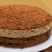 Rende de 08 a 10 fatias. Pesa aprox. 1kg. Vendida congelada, descongelar por 3 horas em temperatura ambiente antes de consumir. Contém ou pode conter glúten, leite, ovos e soja. Conservar refrigerada, não recongelar. Consumir em até 3 dias.
A sofisticação do chocolate suíço traduzida em uma torta de sabor profundo e inconfundível. Base de bolo de chocolate e com o toque único e levemente amendoado do chocolate Alpino® esta torta creme entrega uma experiência gourmet para paladares que buscam
