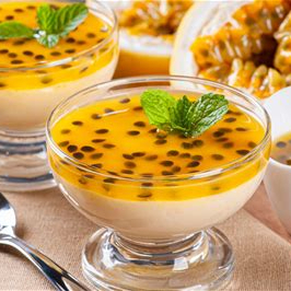 Torta leve e aerada com mousse de maracujá, e calda de maracujá.