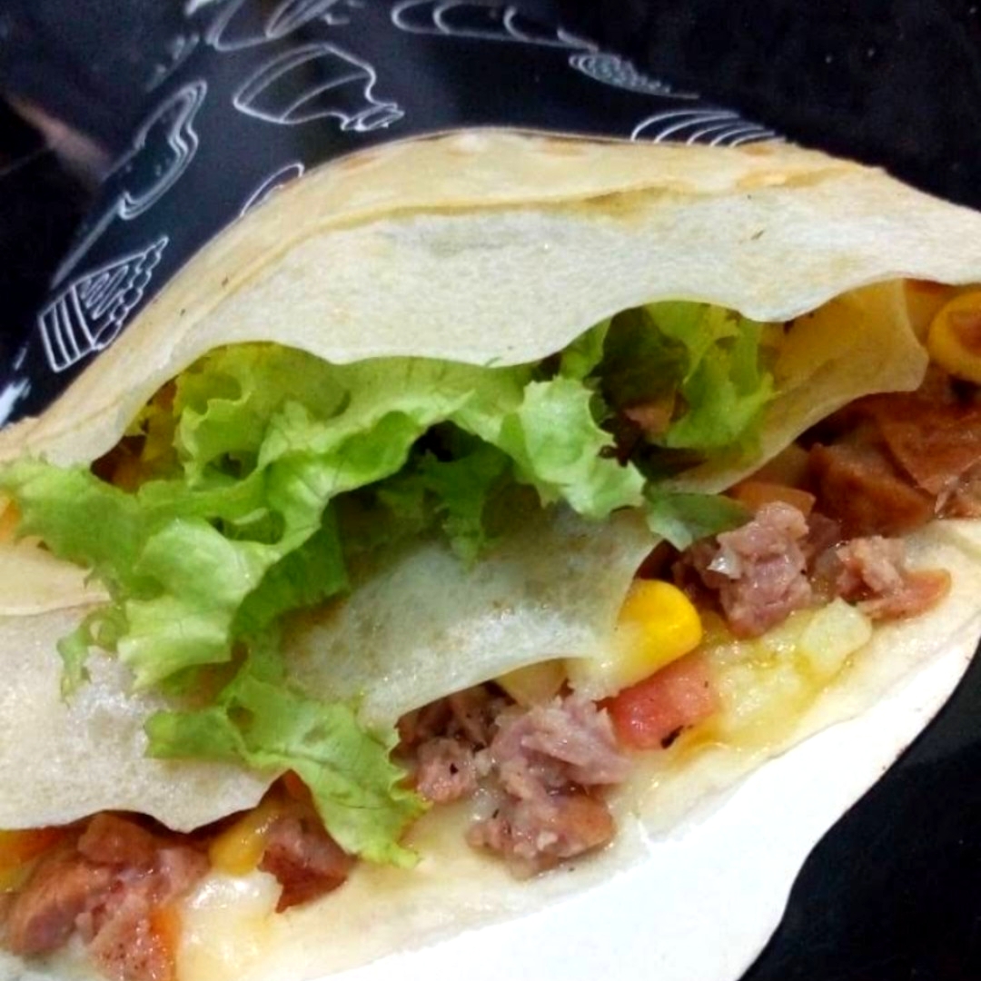 Calabresa triturada, muçarela. Acompanhamentos: milho, tomate, azeitona e alface