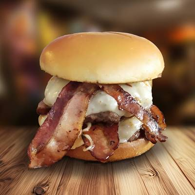 Pão brioche, 2 carnes (blend bovino de 300g) Artesanal, cheddar fatiado, bacon e barbecue.