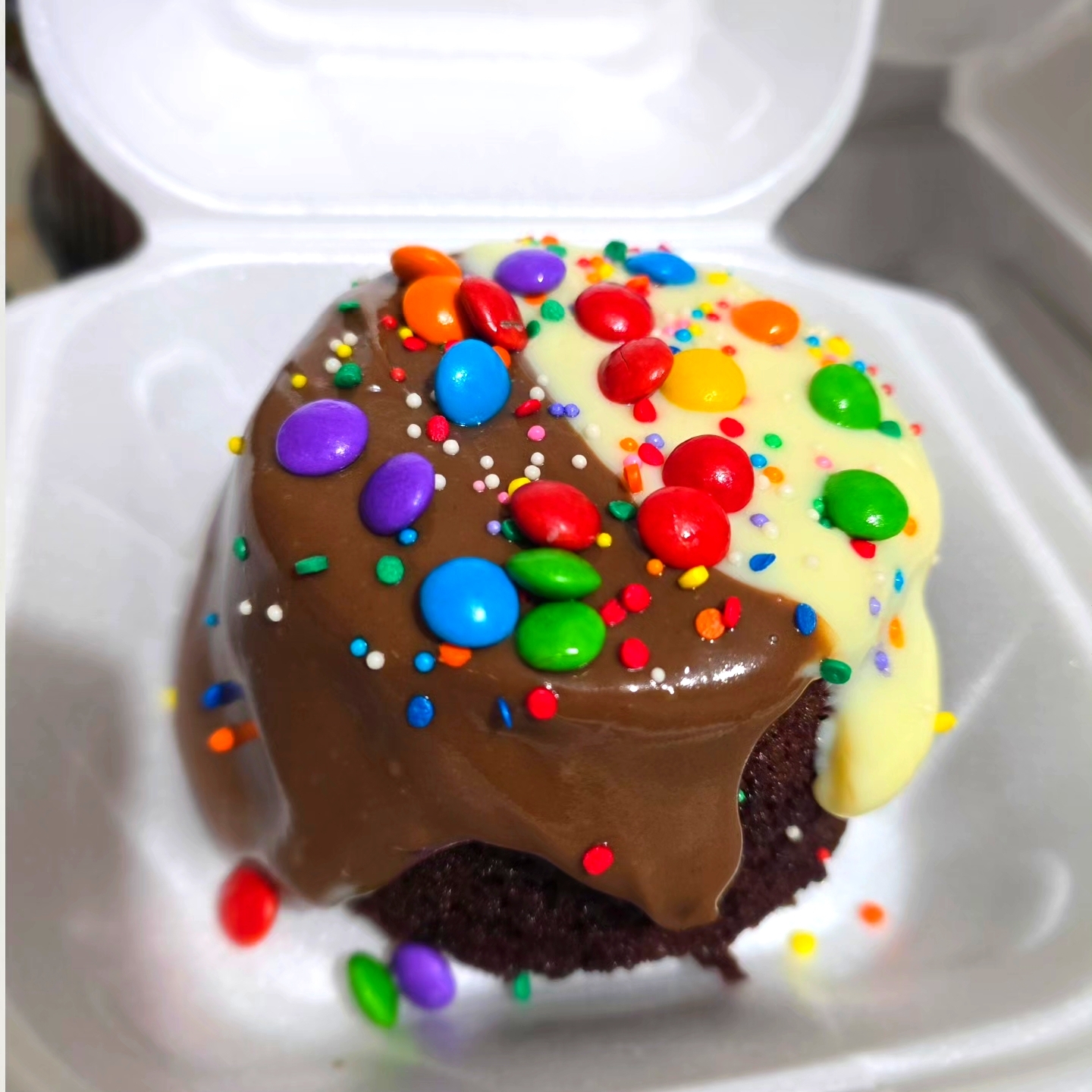 Massa chocolate com cobertura de brigadeiro e M.M