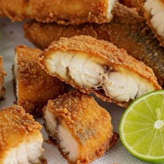 Filé de dourada frita, acompanha arroz branco , vinagrete, farofa, salada verde, e molho de tucupi+.