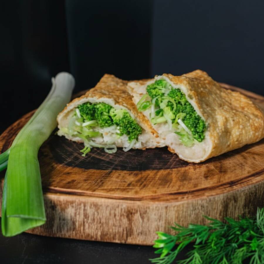 Nosso delicioso creme de palmito picado com Brócolis frescos e Alho Poró. Creme de palmito preparado com palmito picado, farinha, água e temperos. Massa crocante e sequinha, Pastel de 20x10cm, recheado de ponta a ponta, preparado e frito na hora.
*imagem ilustrativa