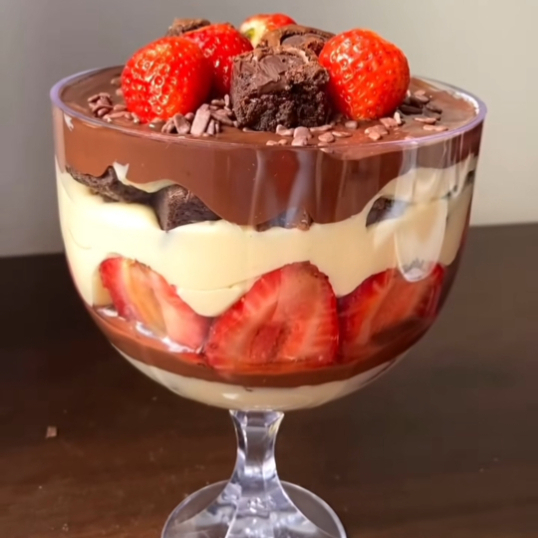 Nossa terça 1lt, com brigadeiros ninho, brigadeiro 50% cacau, morangos frescos, brownie finalizado com morango e brownie