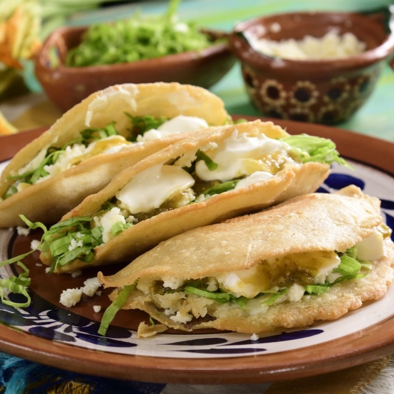 QUESADILLA DORADA CON GUISADO