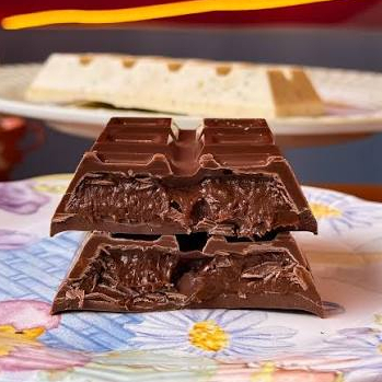 Barra de chocolate recheada com nutella pura com peso médio de 350g.