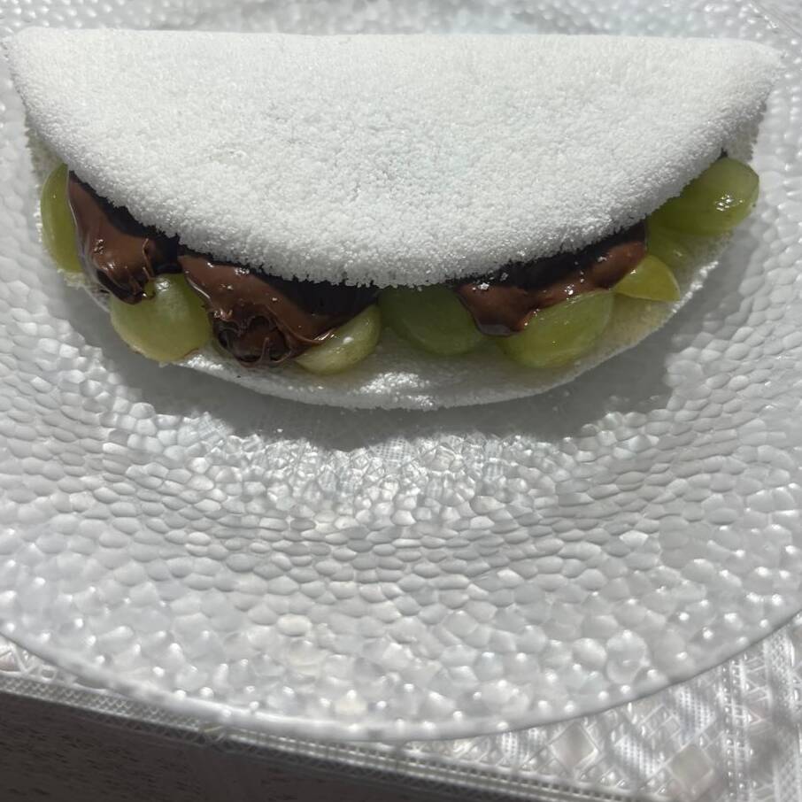 Nutella cremosa com uva verde sem caroço em uma tapioca doce simplesmente apaixonante.