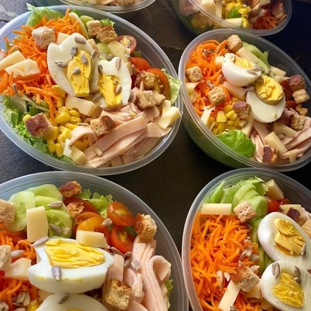 Frango grelhado– mix de folhas Repolho– cenoura– tomate Cebola roxa– molho mostarda e mel Milho– ovo cozido – mix de frutas desidratada