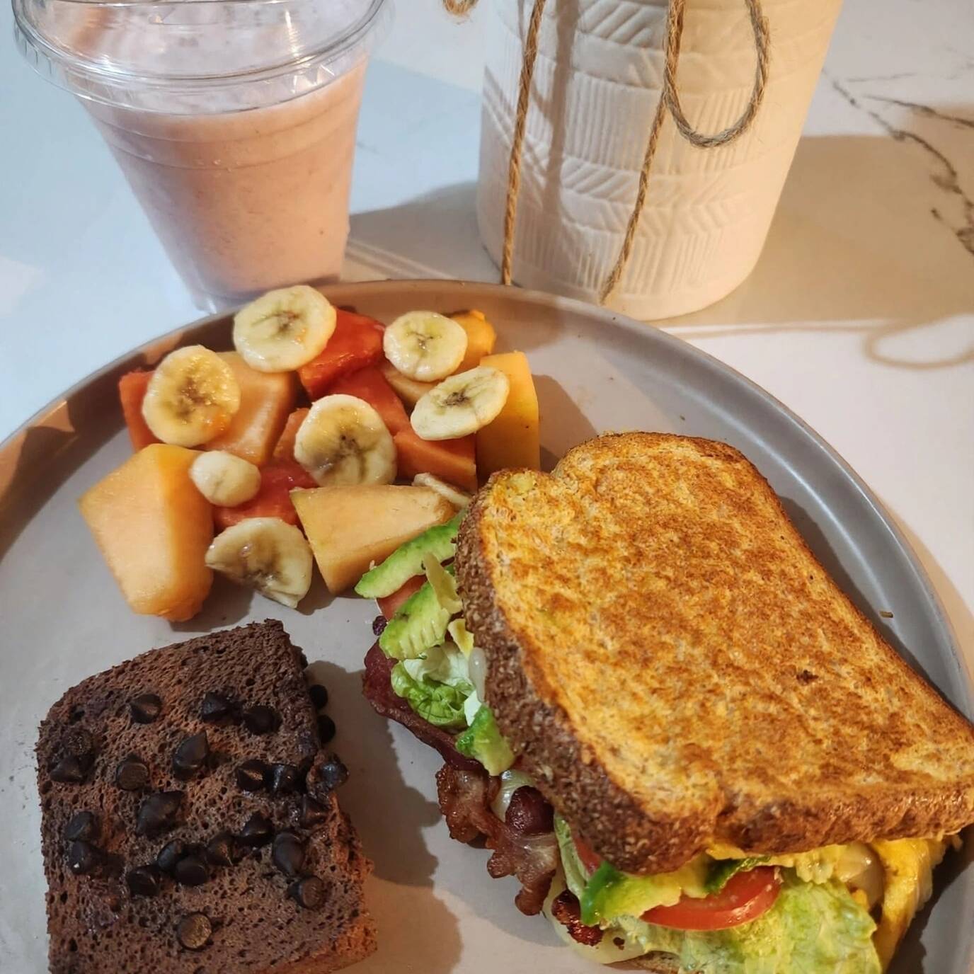 Combo Sandwich de Omelette con Tocino y Queso