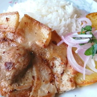 Chuleta Dorada con Papas Fritas y Arroz