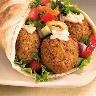 3 bolinhos de falafel, hortelã, salsinha, tomate, picles, molho de gergelim(tarrine) enrolado no pão sírio