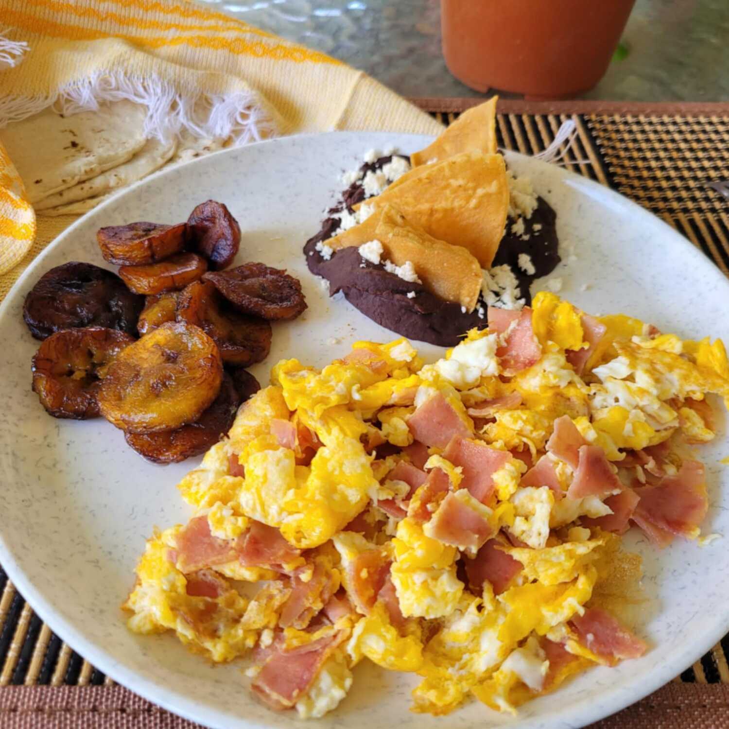 Huevos con jamón