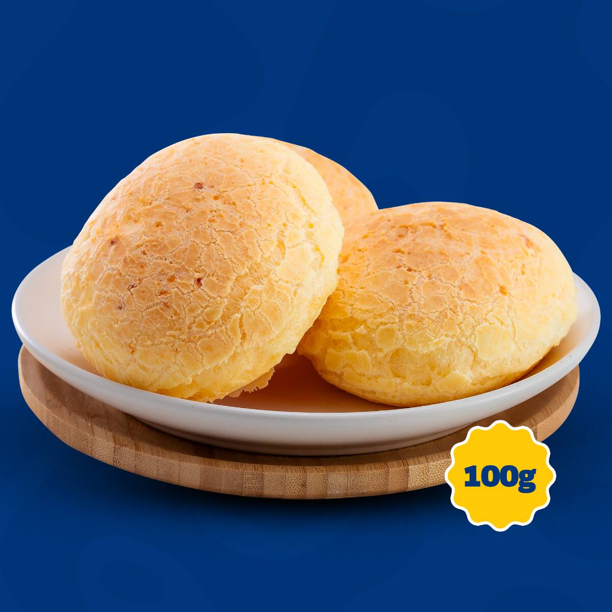 Nosso pão de queijo é feito com QUEIJO DE VERDADE, seguindo a tradição da receita caseira. Sem aromatizantes e sem essência, apenas sabor autêntico e a sensação de abraço de vó a cada mordida. Não contém glúten.