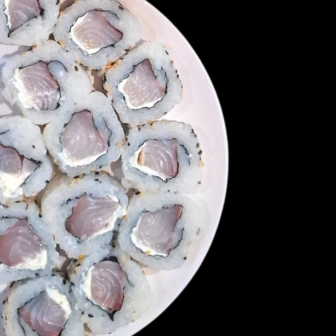 Arroz, cream cheese e tilápia. A porção do item acompanha 1 molho shoyo (30ml).